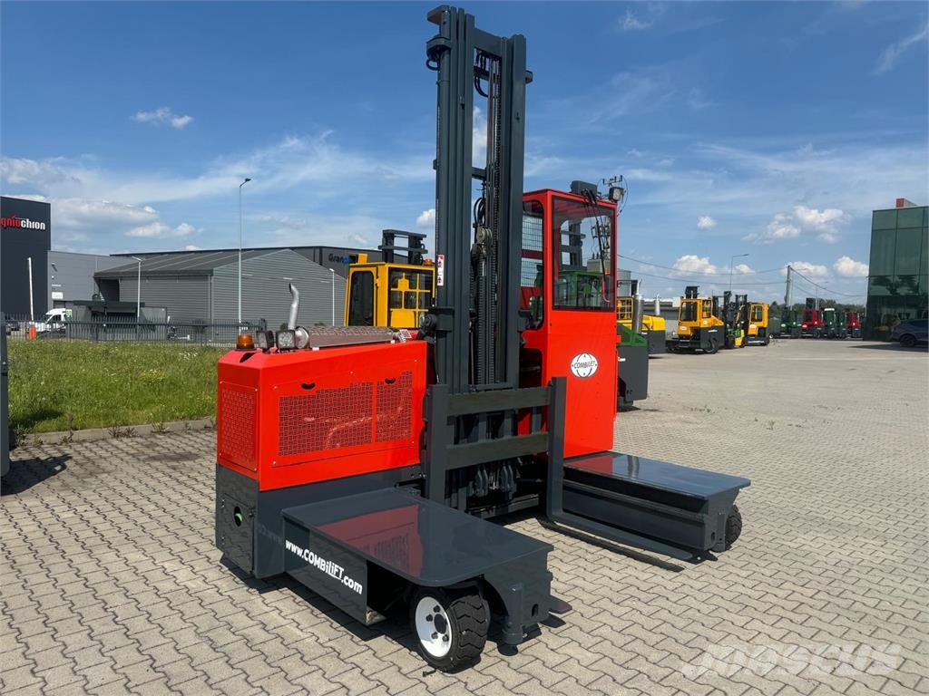 Combilift C3000GST / Triplex 8300 mm Montacargas de 4 vías