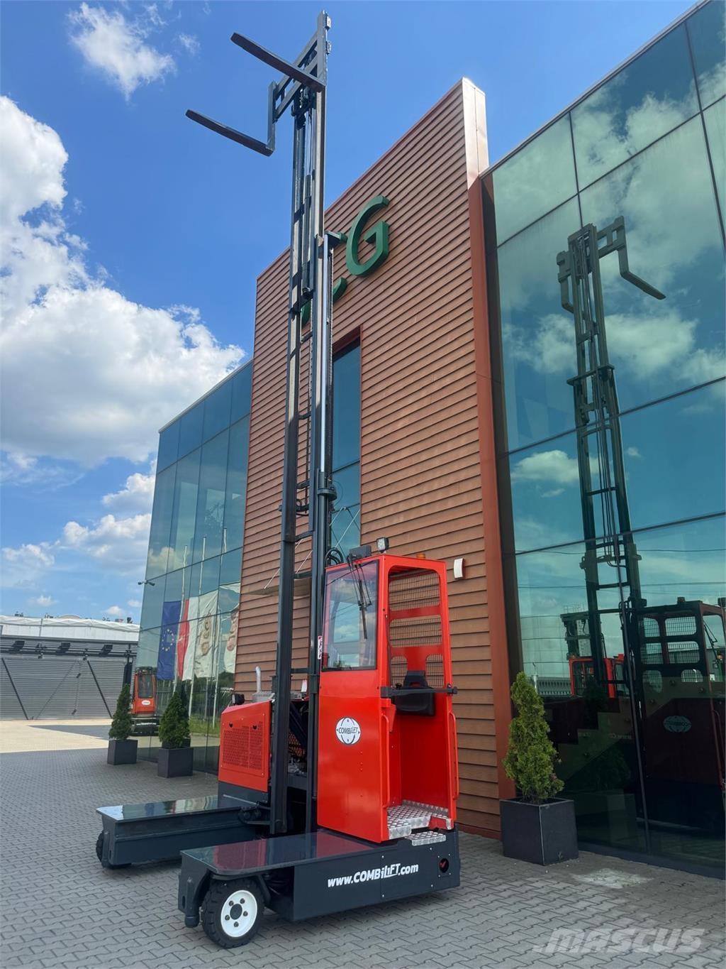 Combilift C3000GST / Triplex 8300 mm Montacargas de 4 vías