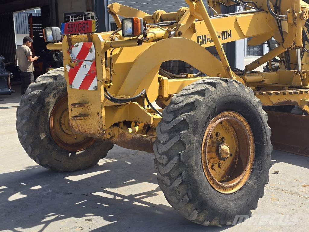 Champion 720 A III معدات تمهيد الطرق