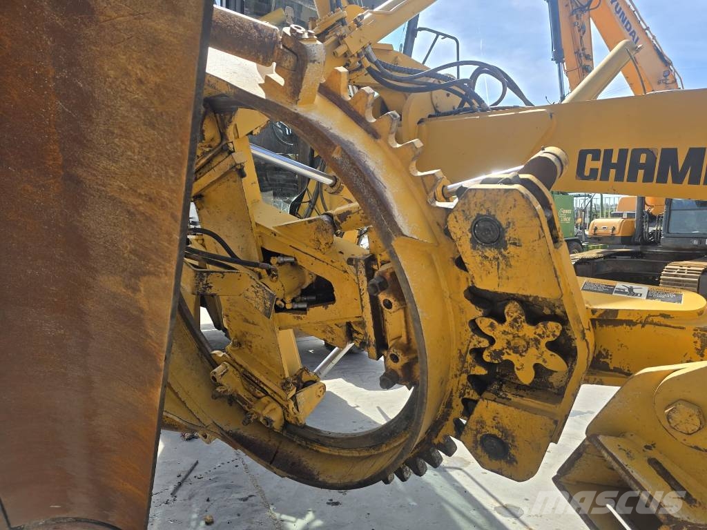 Champion 720 A III معدات تمهيد الطرق