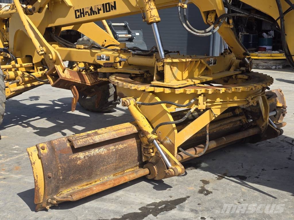 Champion 720 A III معدات تمهيد الطرق
