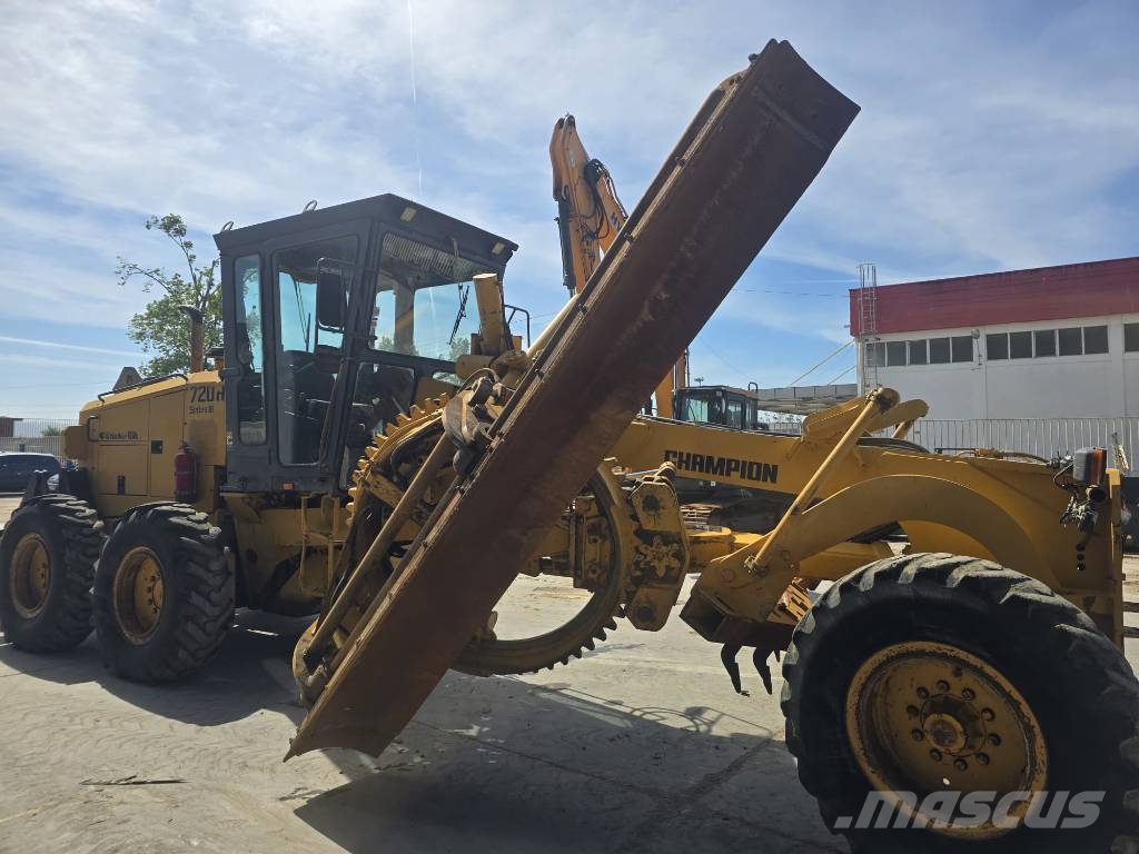 Champion 720 A III معدات تمهيد الطرق