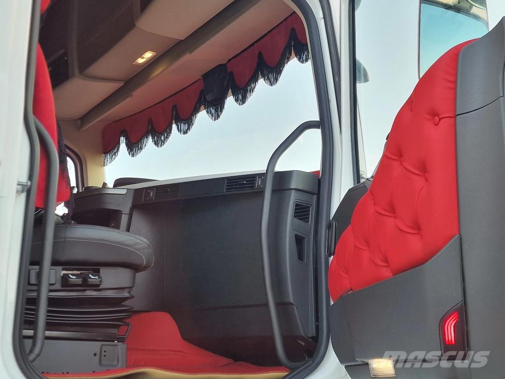 Volvo FH 13.500 XL 6x2 - Pezzaioli livestock 3 deck + Tr Eläinkuljetusautot