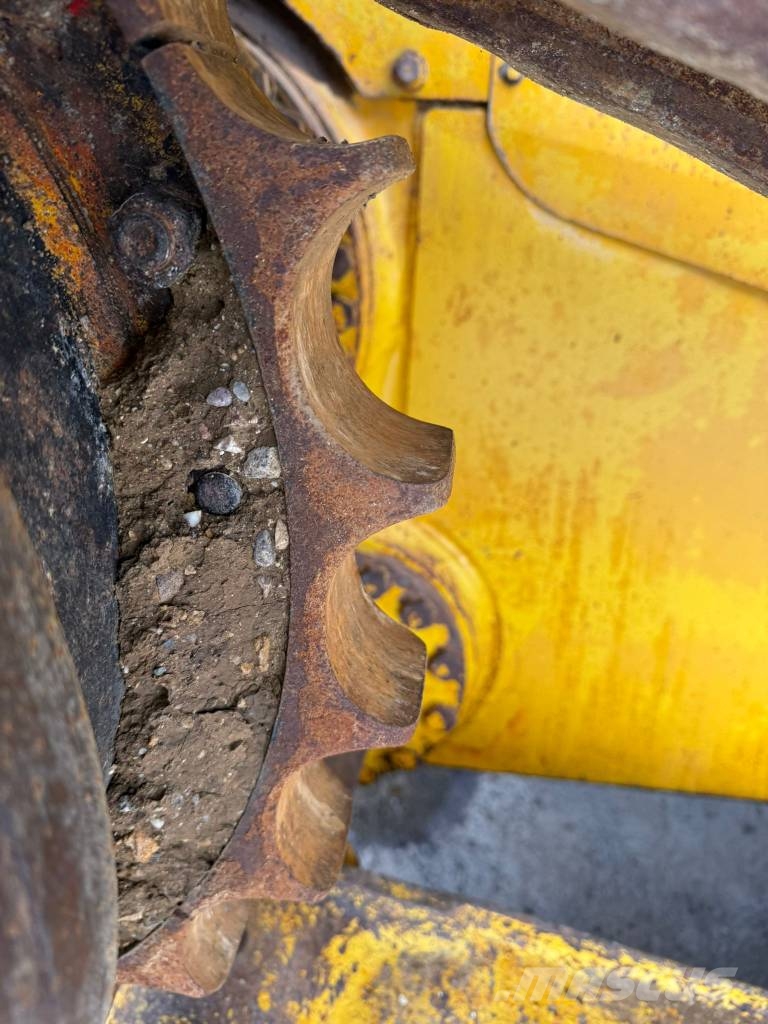 CAT D 5 H //BJ. 1987 / 11474H بلدوزرات مجنزرة