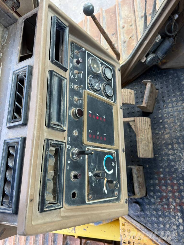 CAT D 5 H //BJ. 1987 / 11474H بلدوزرات مجنزرة