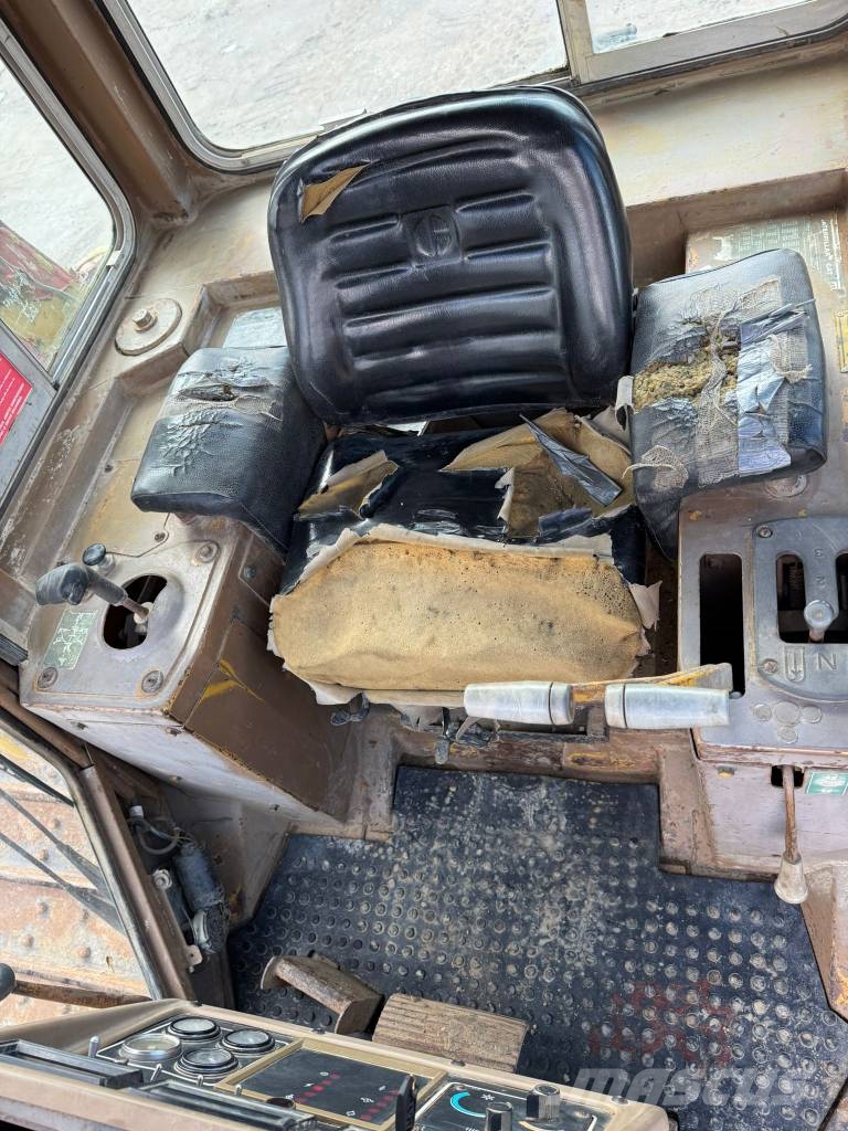 CAT D 5 H //BJ. 1987 / 11474H بلدوزرات مجنزرة
