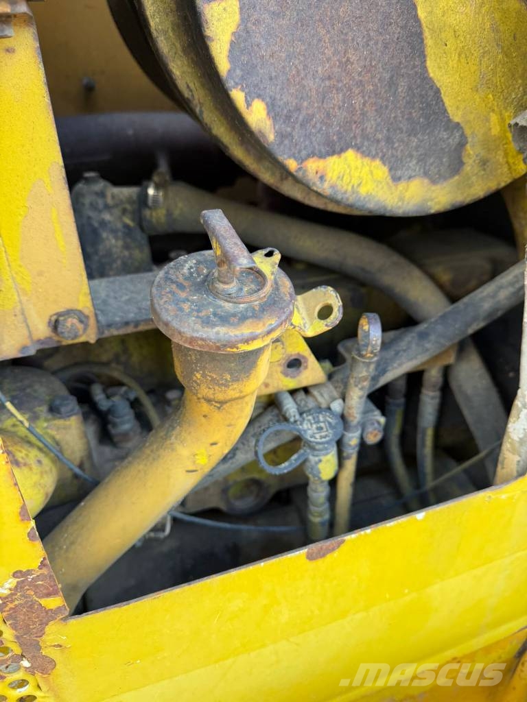 CAT D 5 H //BJ. 1987 / 11474H بلدوزرات مجنزرة