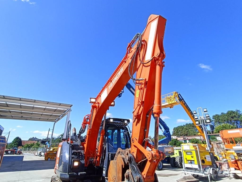 Hitachi ZX 135 US-6 حفارات زحافة
