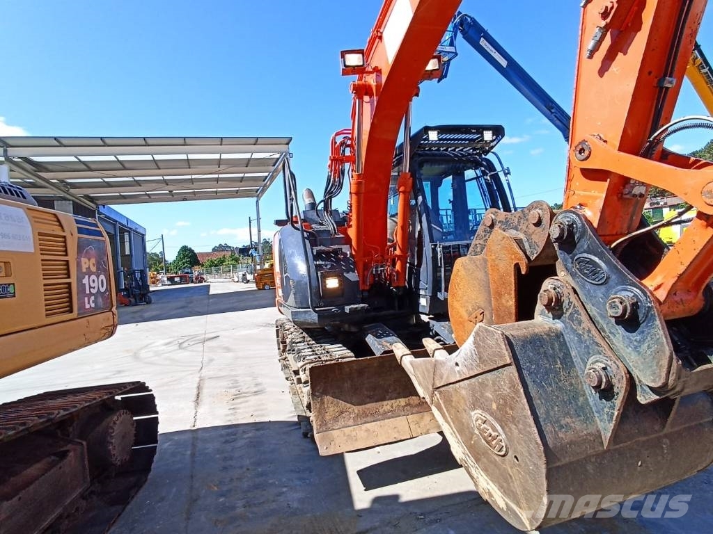 Hitachi ZX 135 US-6 حفارات زحافة