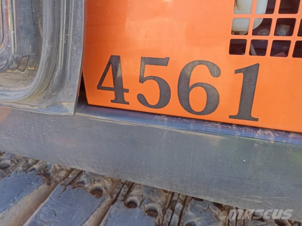 Hitachi ZX 135 US-6 حفارات زحافة