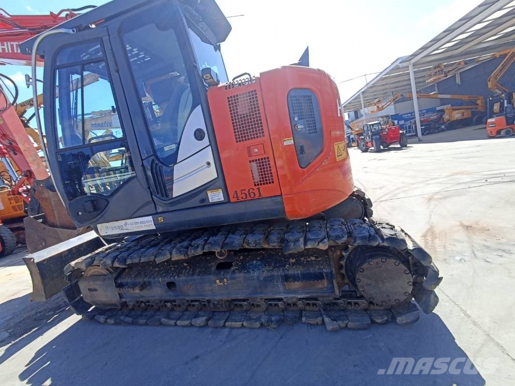 Hitachi ZX 135 US-6 حفارات زحافة