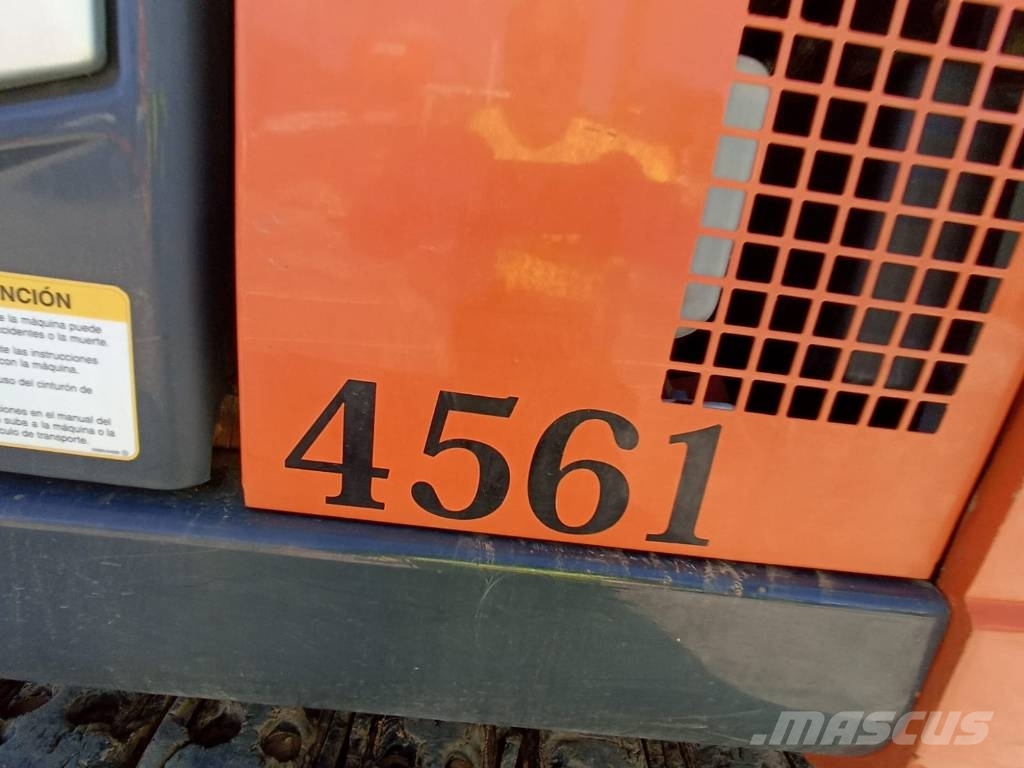 Hitachi ZX 135 US-6 حفارات زحافة