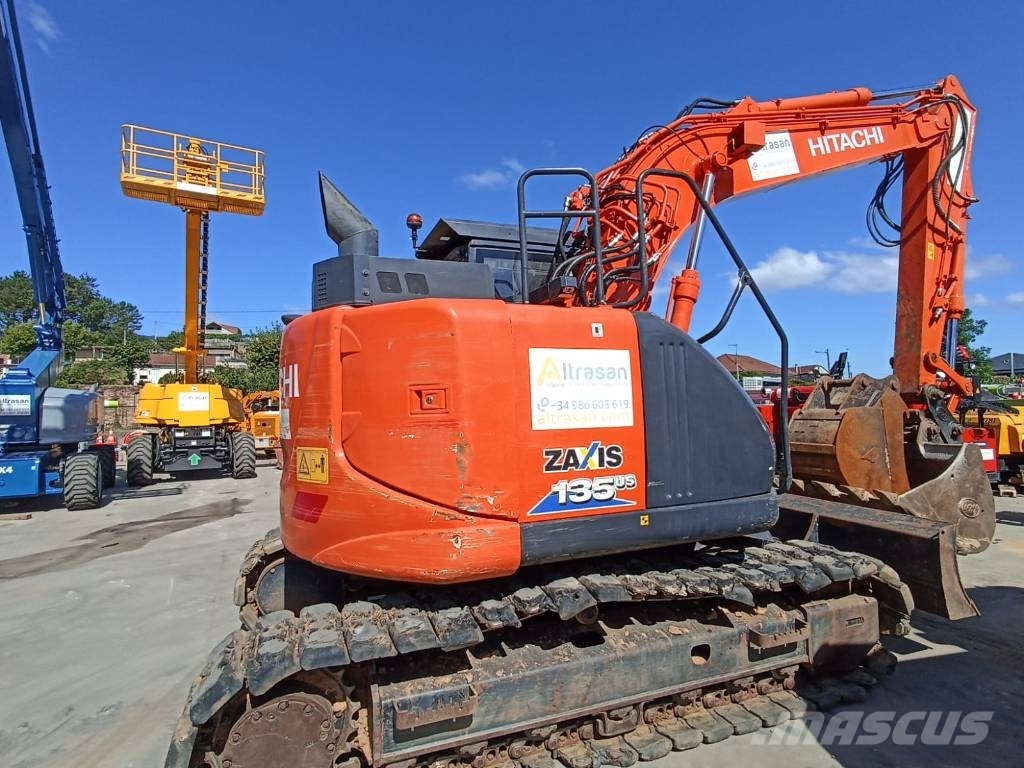 Hitachi ZX 135 US-6 حفارات زحافة