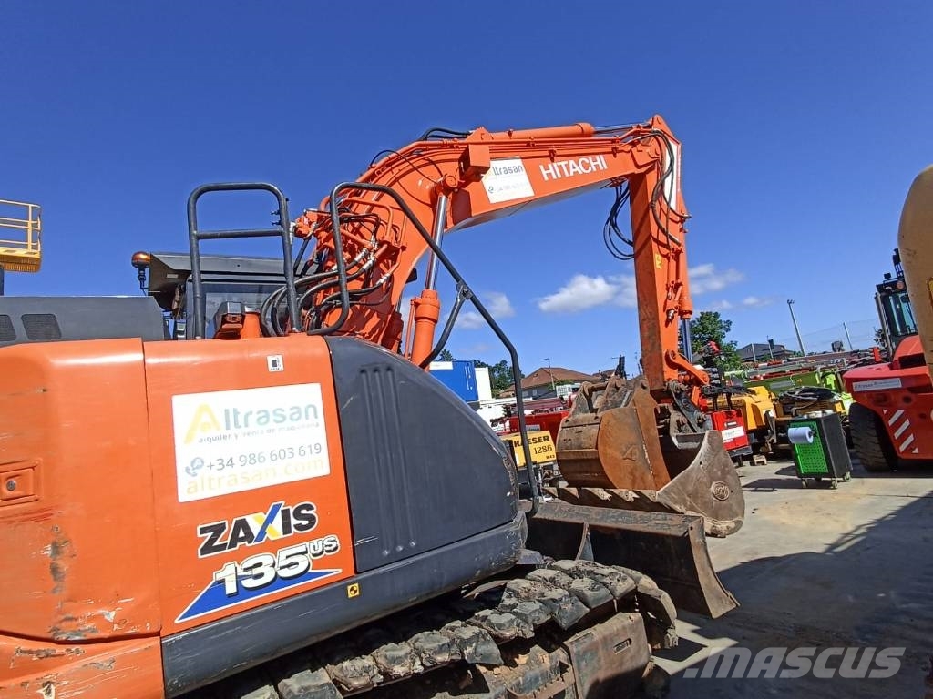 Hitachi ZX 135 US-6 حفارات زحافة