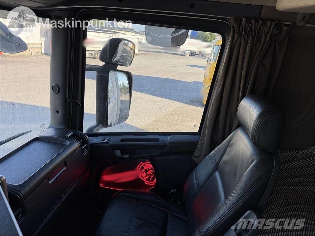 Scania R520LB6X2*4HNB Camion Fourgon