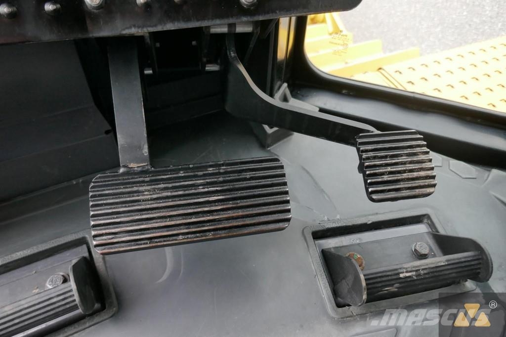 CAT D8T Buldožeri gusjeničari