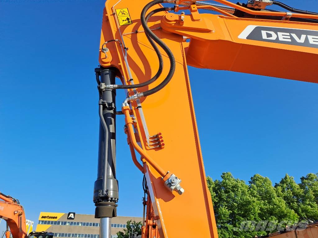 Develon DX300LC-7M Escavadeiras de esteiras