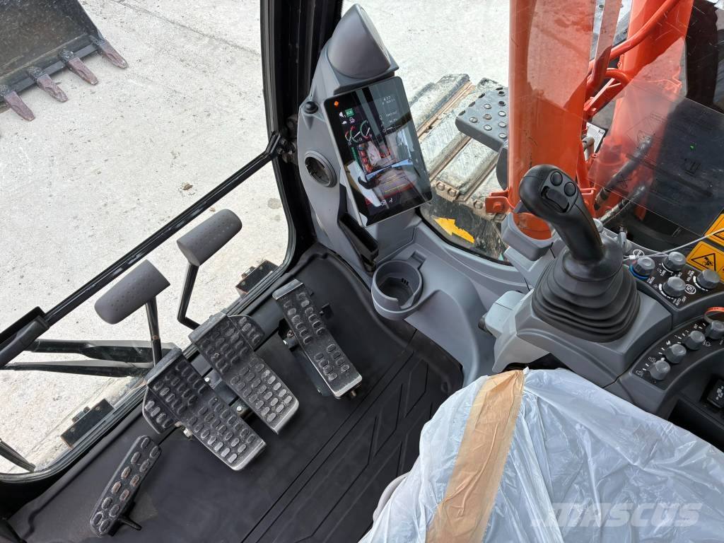 Hitachi ZX 135 US-7 Pásová rýpadla