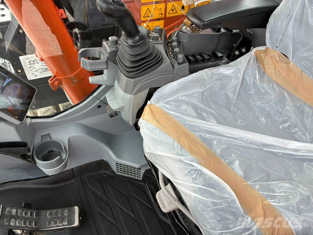 Hitachi ZX 135 US-7 Pásová rýpadla