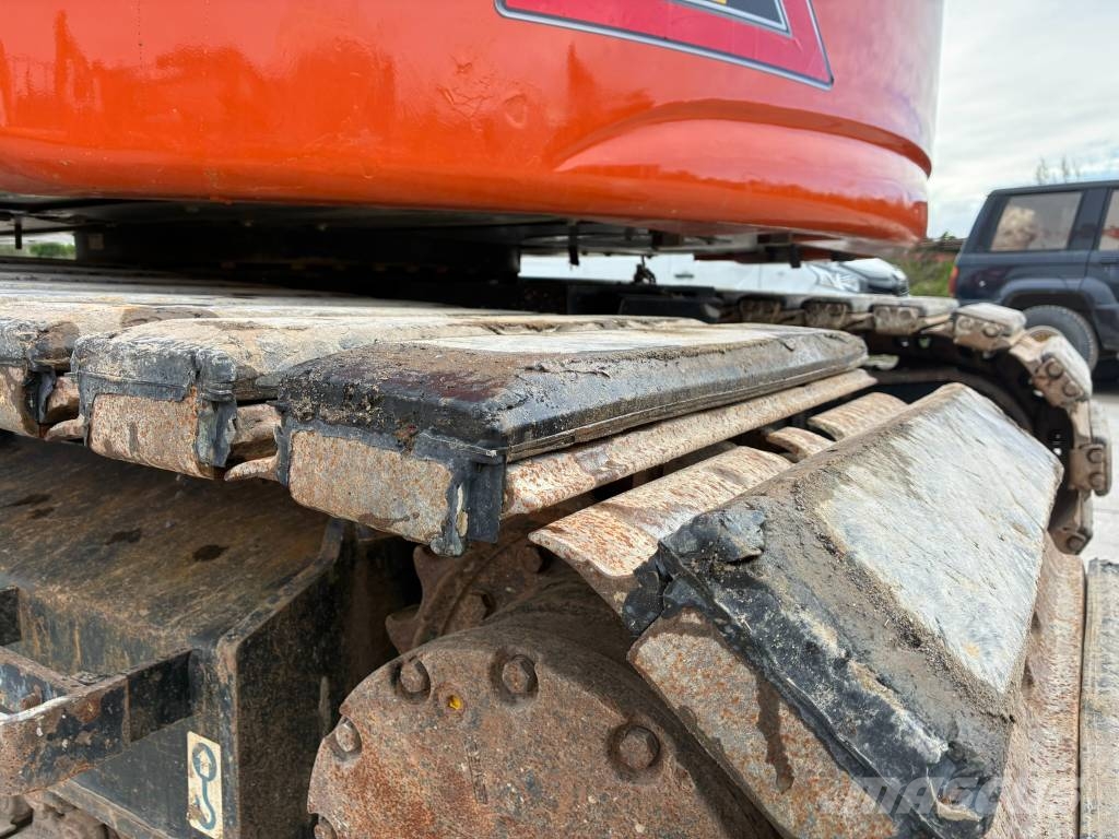 Hitachi ZX 135 US-7 Pásová rýpadla