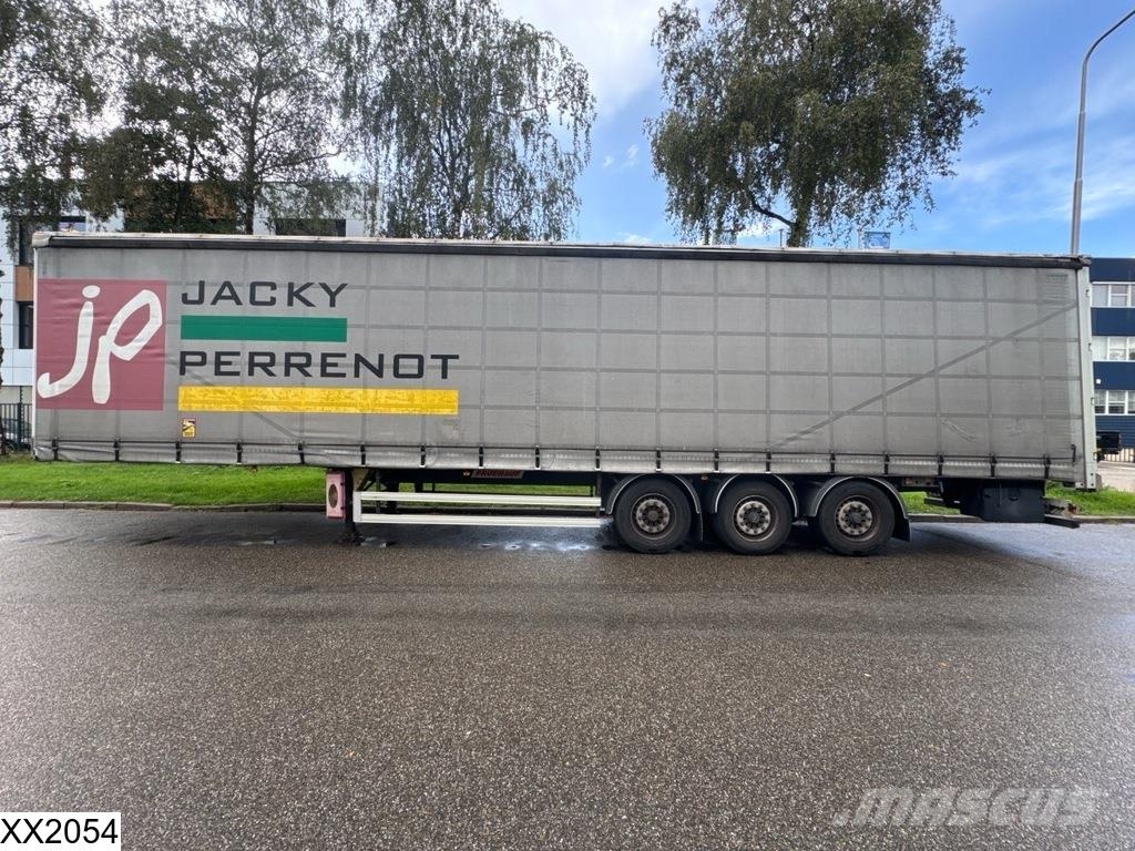 Fruehauf Tautliner Gardintrailer