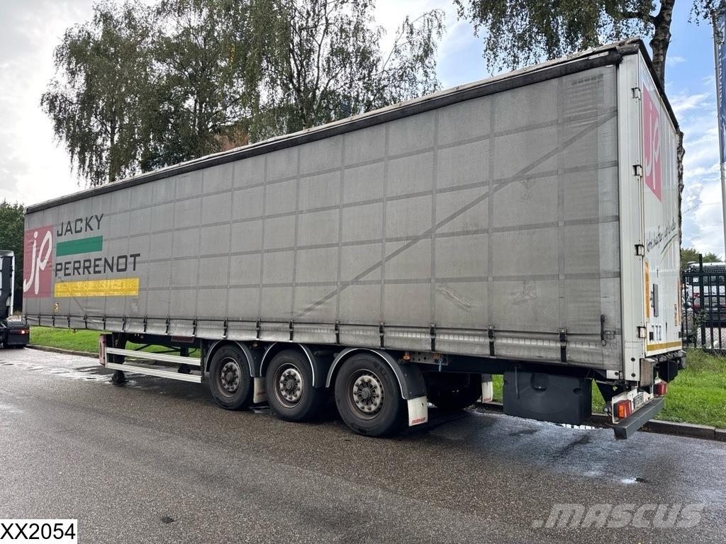 Fruehauf Tautliner Gardintrailer