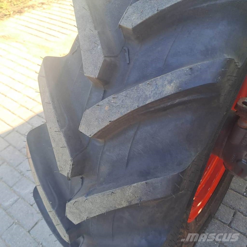CLAAS Axos 330 Traktory