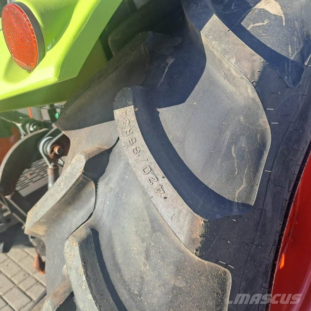 CLAAS Axos 330 Traktory