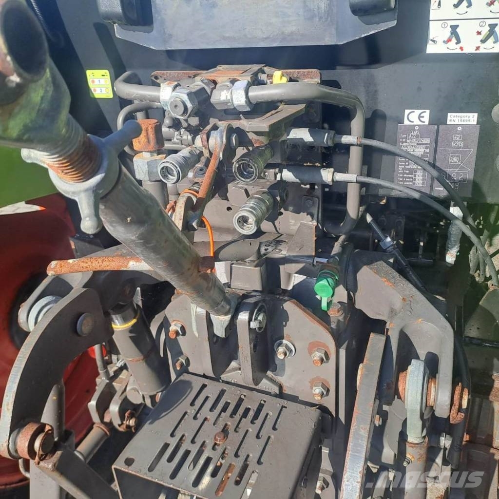 CLAAS Axos 330 Traktory