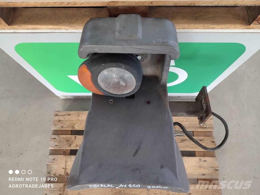 Mecalac Right front fender light MECALAC AX 850 Chasís