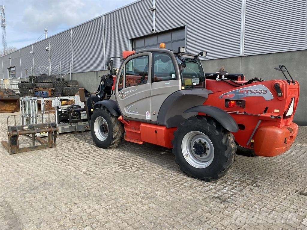 Manitou MT1440A ST3B Teleskopiskie manipulatori