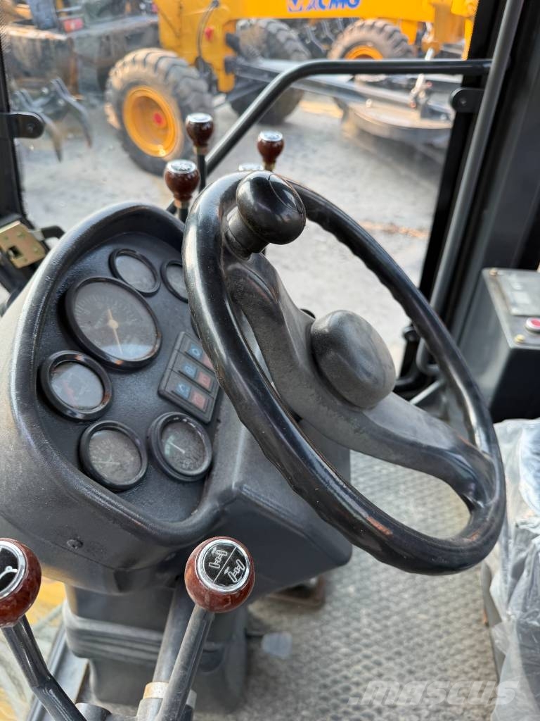 XCMG GR2153   Plenty of wheel loaders in stock معدات تمهيد الطرق