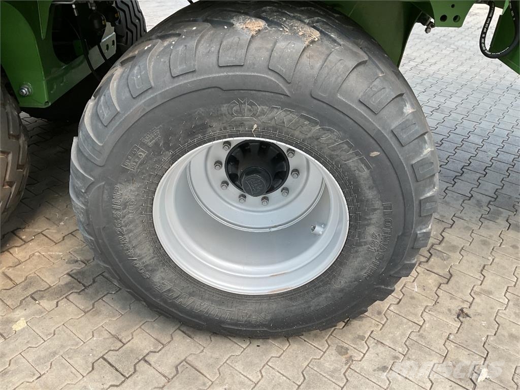 Krone TX 560 معدات التعامل مع المواد ووضعها