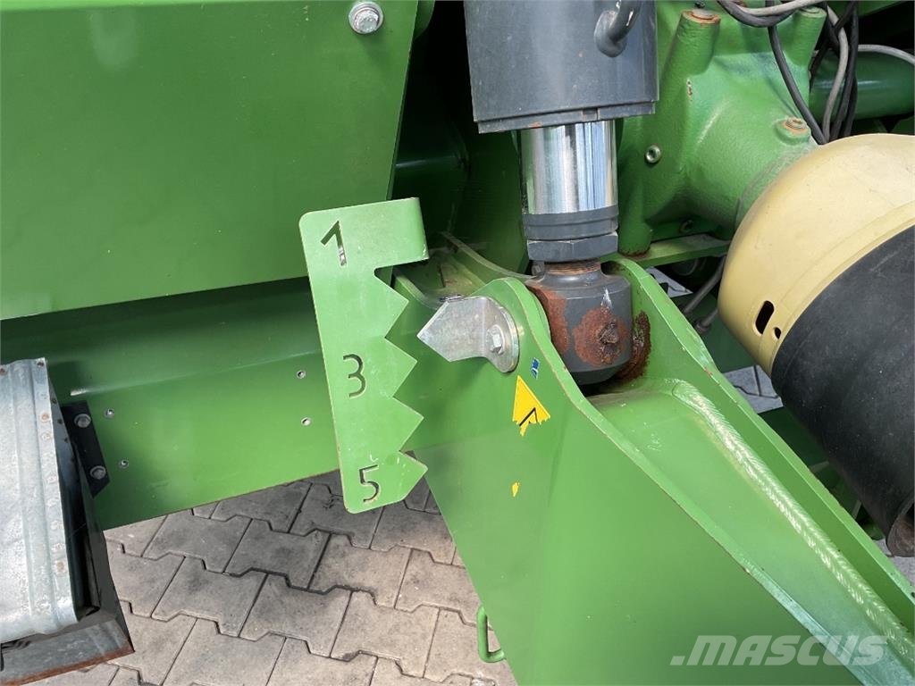 Krone TX 560 معدات التعامل مع المواد ووضعها