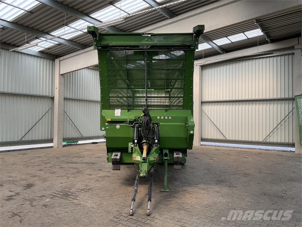 Krone TX 560 معدات التعامل مع المواد ووضعها