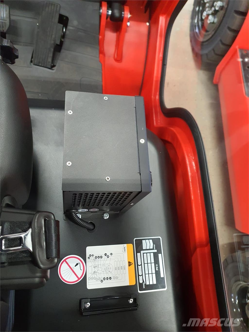EP Equipment EFL252 Elektriskie autoiekrāvēji