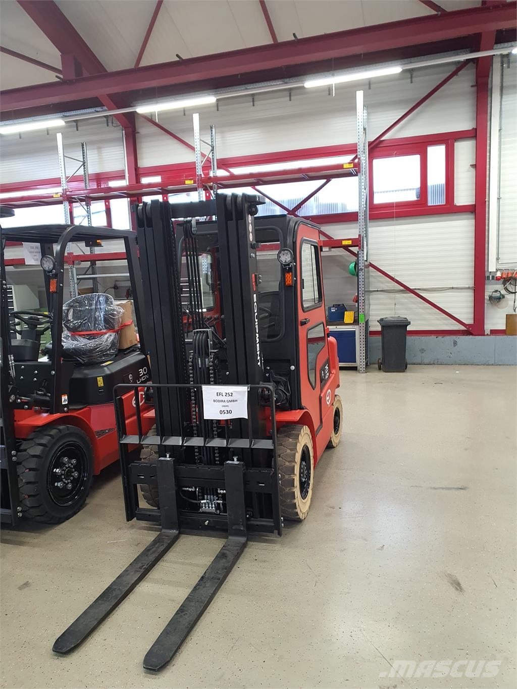 EP Equipment EFL252 Elektriskie autoiekrāvēji