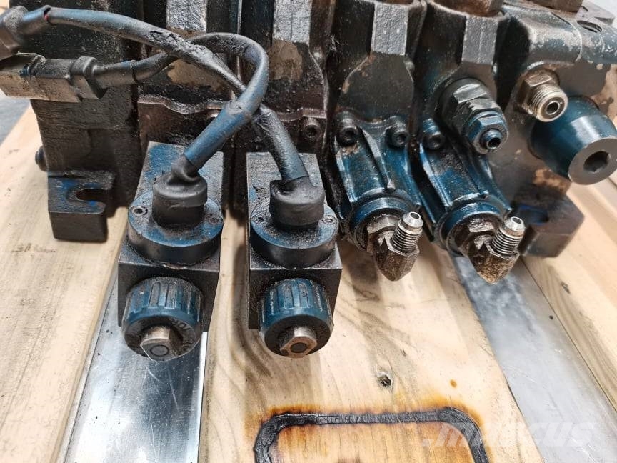 New Holland LM 732 {hydraulic valves Rexroth ASX01} Hydraulics