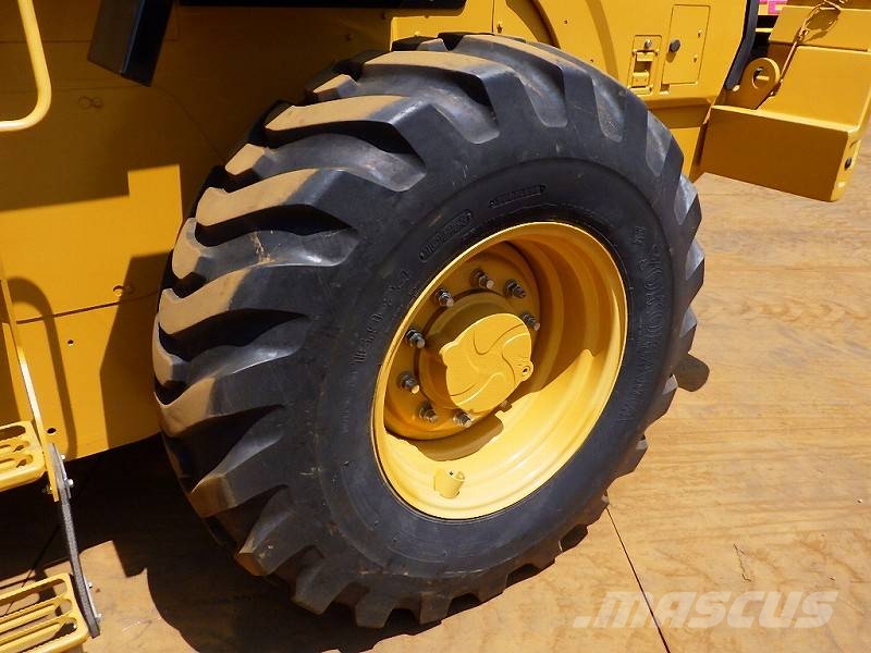 CAT 910K لوادر بعجل