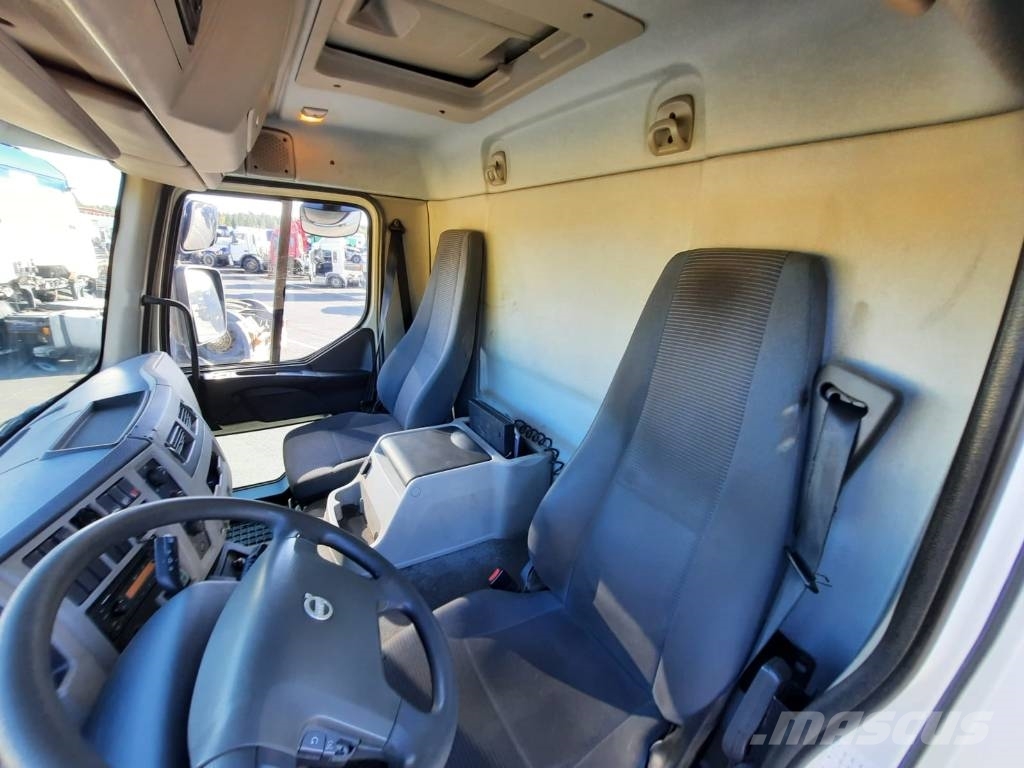 Volvo FL 240 Camiones con caja de remolque