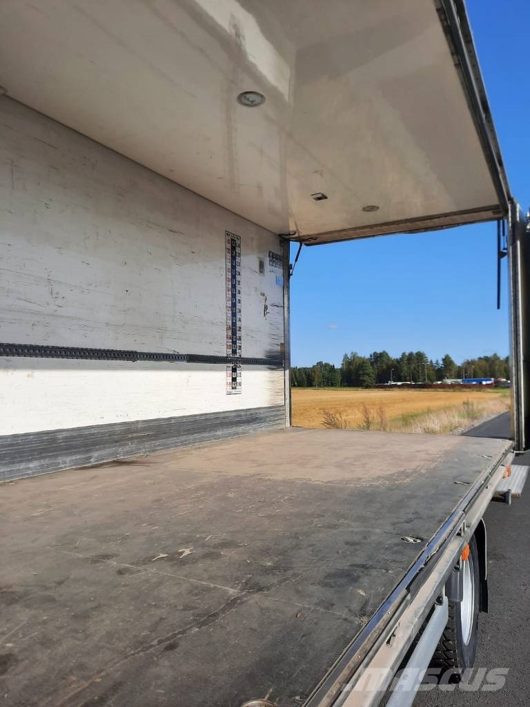 Volvo FL 240 Camiones con caja de remolque