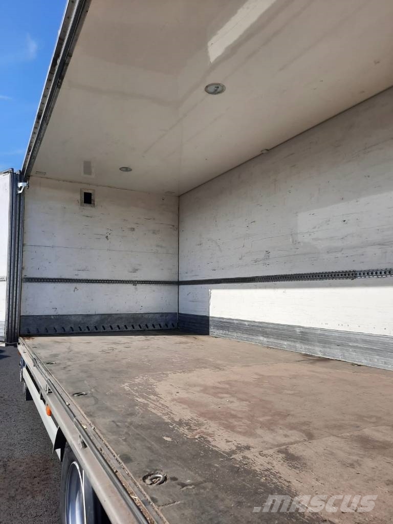 Volvo FL 240 Camiones con caja de remolque