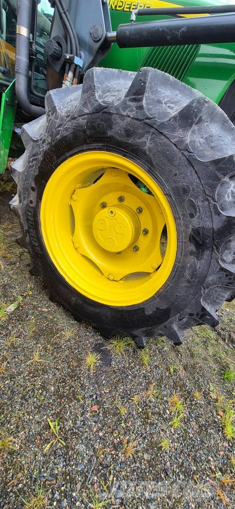 John Deere 5720 الجرارات