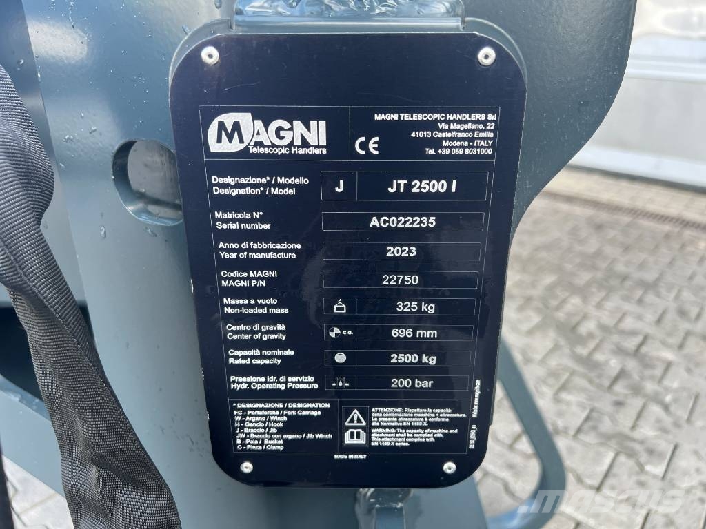 Magni hydraulischer Teleskopausleger JT 2500 I / DEMO Plataformas y cucharones