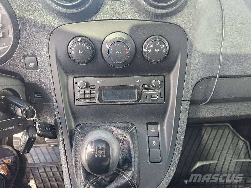 Mercedes-Benz Citan 2+3 kaksikäyttöauto شاحنة مقفلة
