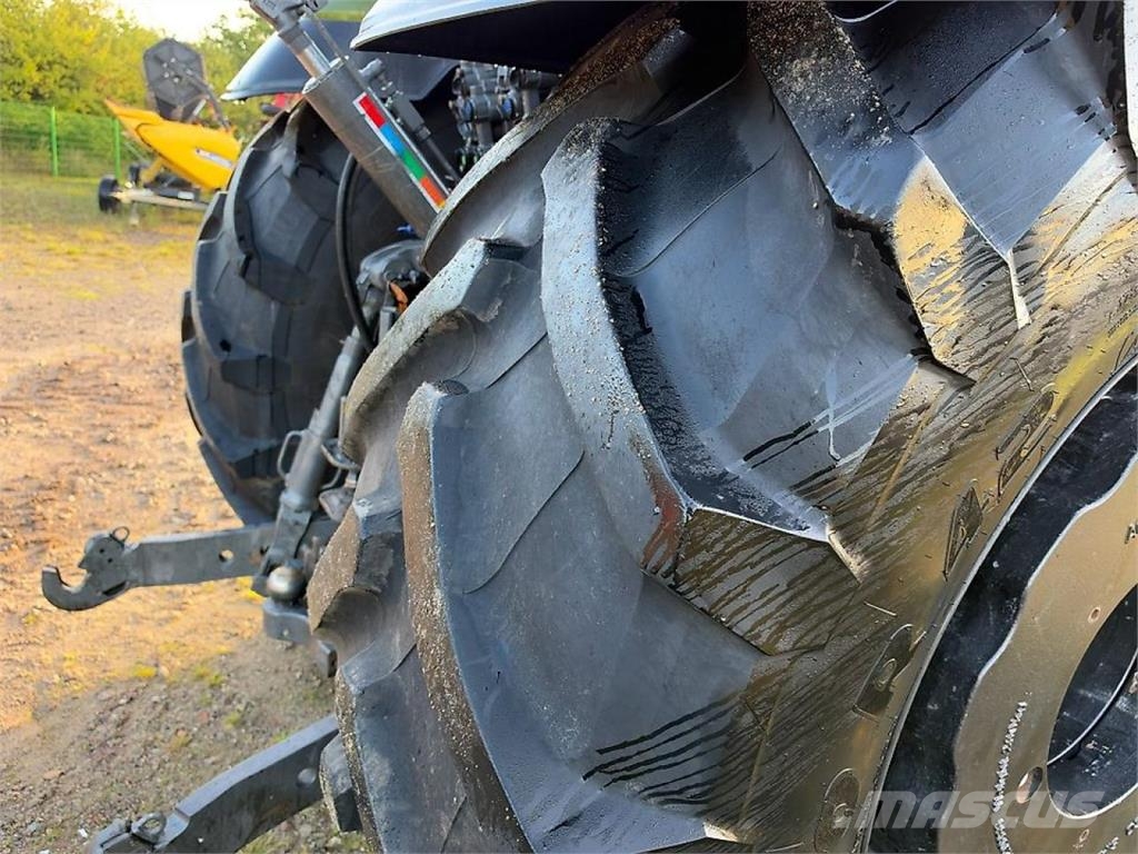 Valtra Q245 Traktorji