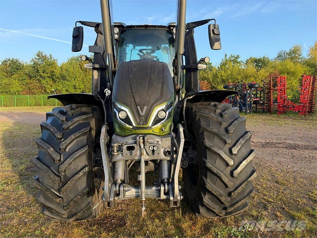Valtra Q245 Traktorji