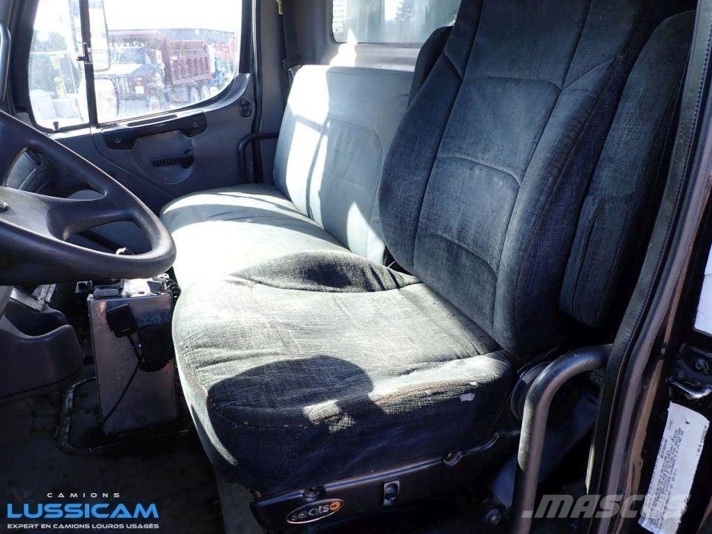 Freightliner M2106 Savivarčių priekabų vilkikai