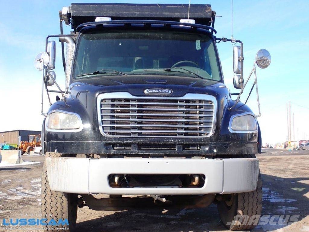 Freightliner M2106 Savivarčių priekabų vilkikai