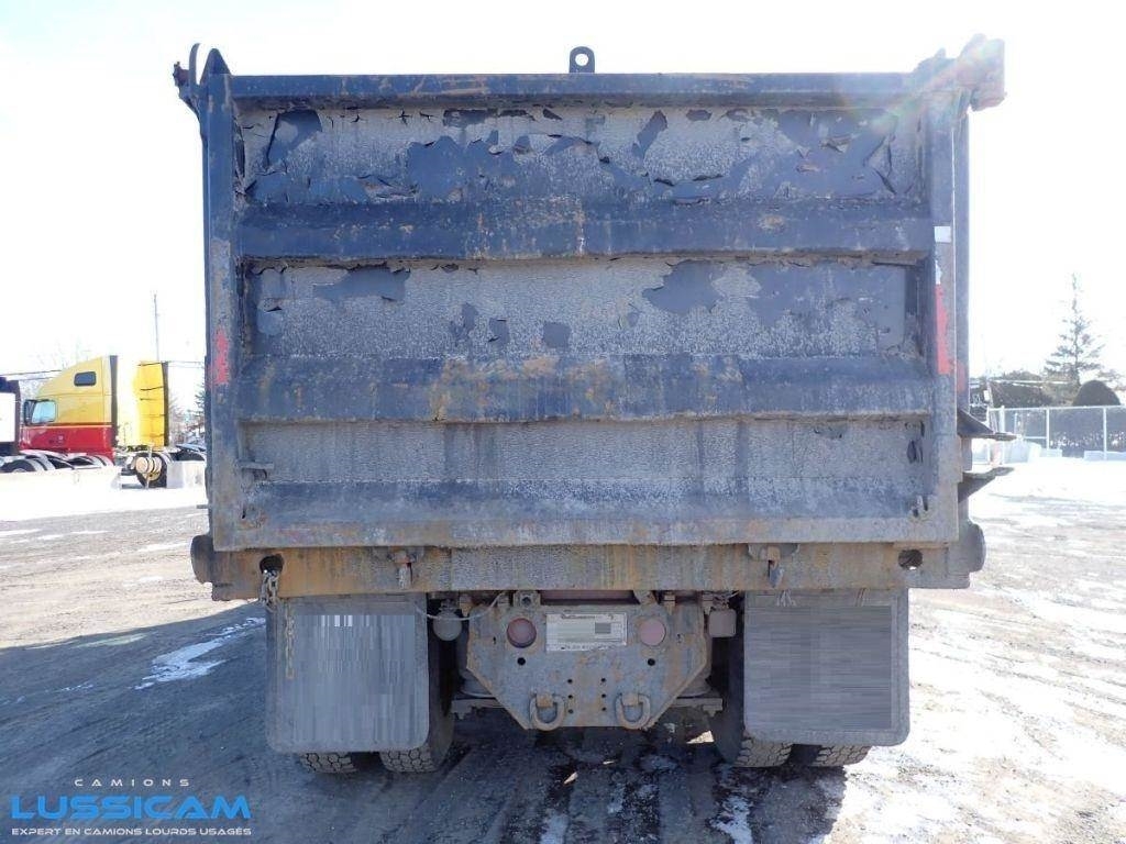 Freightliner M2106 Savivarčių priekabų vilkikai